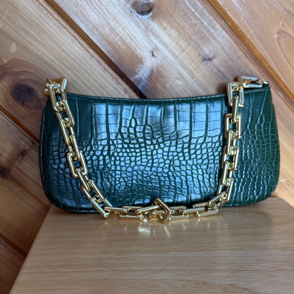 Elegant Green Croc-Embossed Shoulder Bag